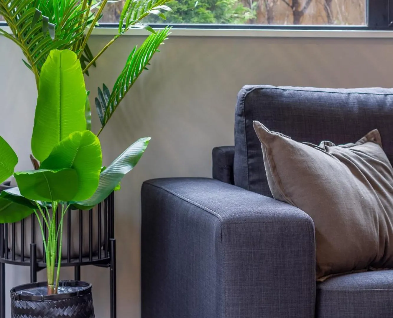 Latimer Square Luxe: 1Br W/ Sofa Bed Christchurch Apartment